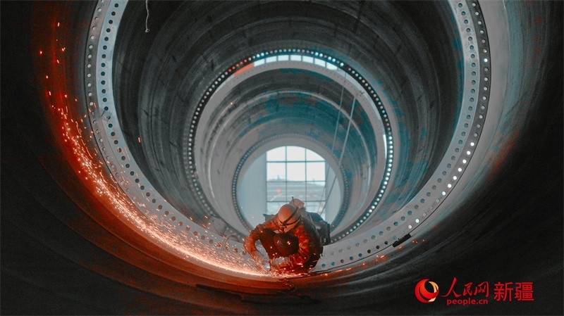 中國(guó)水利水電四局（塔城）裝備制造基地，工人們正在開(kāi)展作業(yè)。 人民網(wǎng) 李欣洋攝