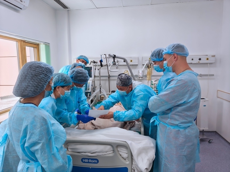 中哈專(zhuān)家團(tuán)隊(duì)完成哈國(guó)首例離體肝切和自體肝移植術(shù)。 新疆醫(yī)科大學(xué)第一附屬醫(yī)院供圖