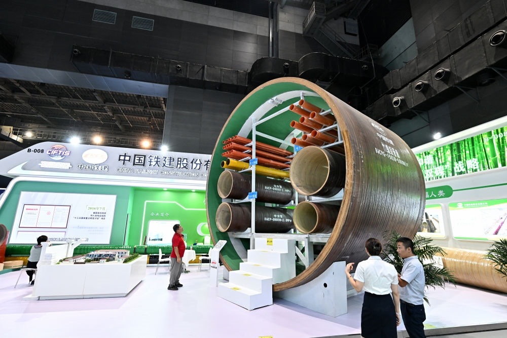 9月2日，在國家體育館舉行的服貿(mào)會環(huán)境服務(wù)專題展上，客商在中國鐵建展位竹纏繞管廊旁了解信息。新華社記者 李鑫 攝