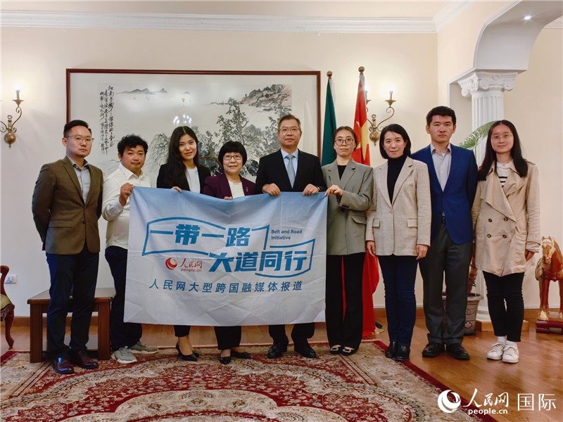 胡長(zhǎng)春大使、駐非盟使團(tuán)工作人員與人民網(wǎng)記者合影。