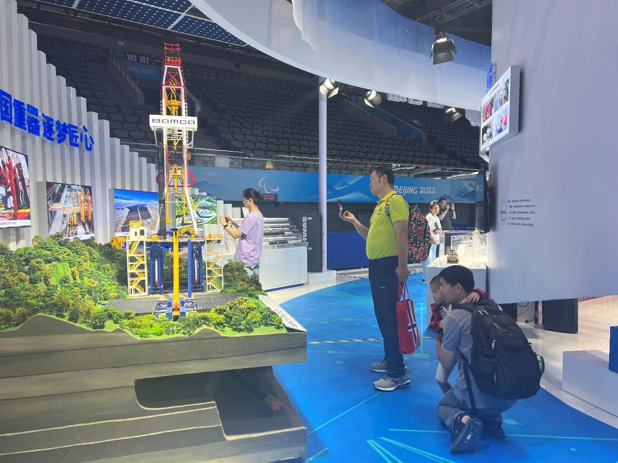 觀展群眾在國(guó)家體育館環(huán)境服務(wù)展區(qū)。人民網(wǎng) 歐陽(yáng)易佳攝