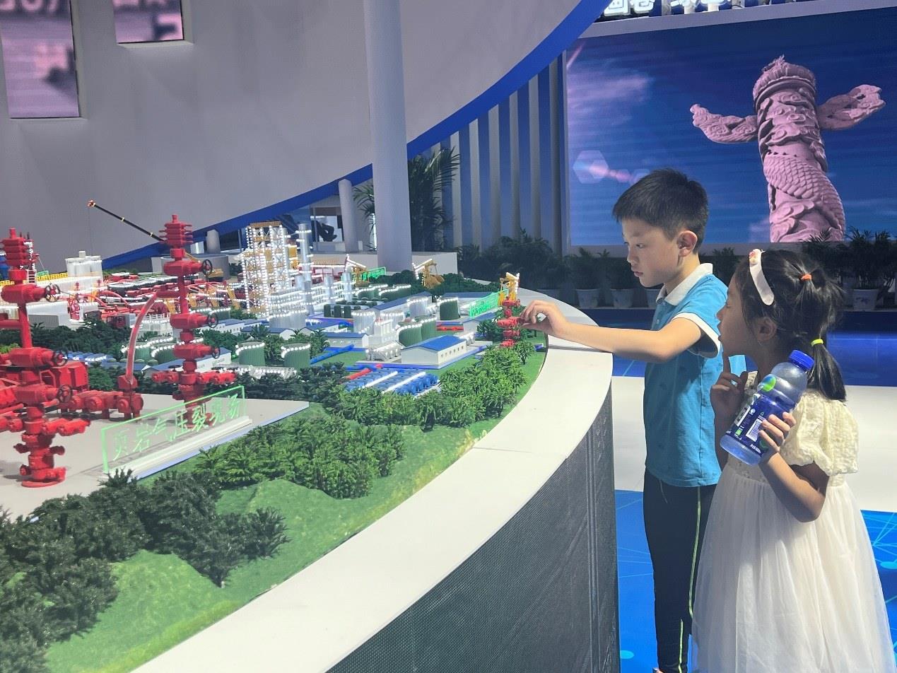 小朋友正在觀看展覽模型。人民網(wǎng) 歐陽(yáng)易佳攝
