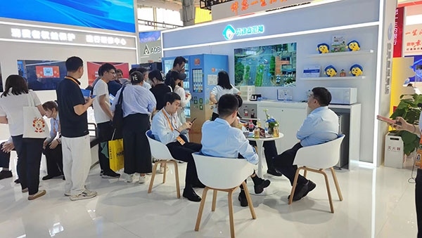 銀行機構“勞動者港灣”的服務理念，吸引觀展群眾上前咨詢。人民網記者 李彤攝