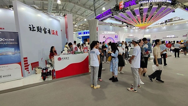 在銀行展臺，“溫度”成為了高頻詞匯。人民網記者 李彤攝