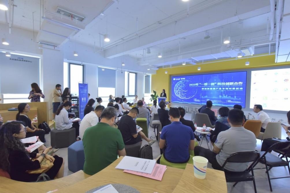 在天府國際技術(shù)轉(zhuǎn)移中心承辦的2023年“一帶一路”科技創(chuàng)新合作——泰國新能源產(chǎn)業(yè)專場對(duì)接活動(dòng)中，中泰企業(yè)機(jī)構(gòu)達(dá)成了合作意向。天府國際技術(shù)轉(zhuǎn)移中心供圖