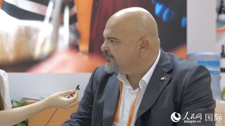 塞浦路斯首席經(jīng)濟商務參贊歐陽路接受記者采訪。人民網(wǎng) 王禹蘅攝