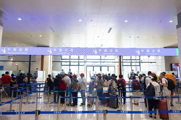 乘坐中老鐵路國際旅客列車的旅客在磨憨邊檢大廳排隊候檢。黃遠飛 攝