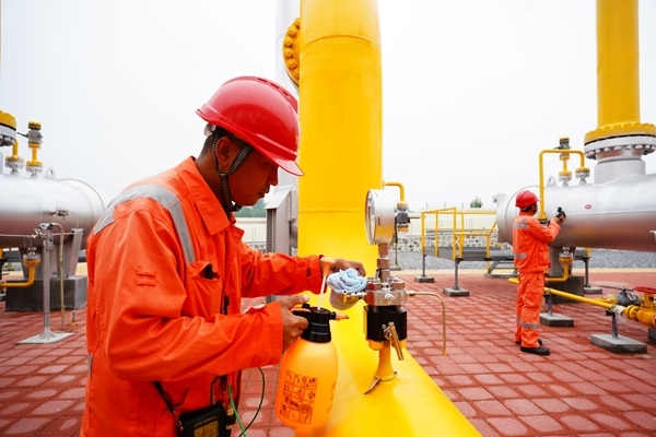西氣東輸湖廣輸氣分公司員工在投產現(xiàn)場進行天然氣驗漏檢測。唐瑋峰攝