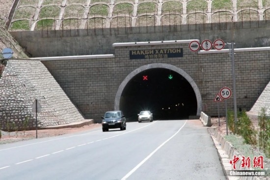 連接塔吉克斯坦南北的重要隧道之一哈特隆隧道由中國(guó)路橋承建，是塔國(guó)南北公路交通的重要干線道路，對(duì)促進(jìn)塔吉克斯坦南北交流和國(guó)民經(jīng)濟(jì)發(fā)展具有重要意義。田冰攝