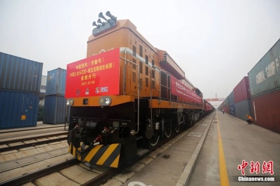 2021年7月5日，中國(guó)—上海合作組織地方經(jīng)貿(mào)合作示范區(qū)（簡(jiǎn)稱“上合示范區(qū)”）前往塔吉克斯坦首都杜尚別的首班中歐班列（齊魯號(hào)）“上合快線”發(fā)出，從上合示范區(qū)青島多式聯(lián)運(yùn)中心啟程，為中國(guó)及日本、韓國(guó)等周邊國(guó)家和地區(qū)與塔吉克斯坦經(jīng)貿(mào)往來提供了全新的物流解決方案。胡耀杰 攝