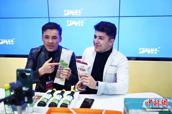 2023年3月，甘肅省慶陽市環(huán)縣電商創(chuàng)業(yè)孵化基地內(nèi)，來自蘭州文理學(xué)院的塔吉克斯坦留學(xué)生正在協(xié)助主播直播帶貨當(dāng)?shù)剞r(nóng)特產(chǎn)品。李亞龍 攝