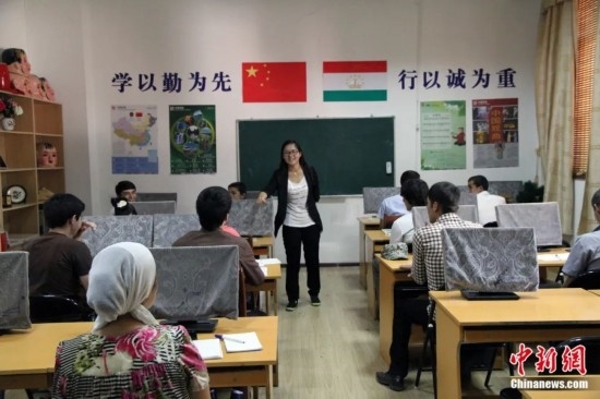 2014年，塔吉克斯坦國(guó)立民族大學(xué)的孔子學(xué)院內(nèi)，教師正在為塔吉克斯坦學(xué)生授課。田冰 攝