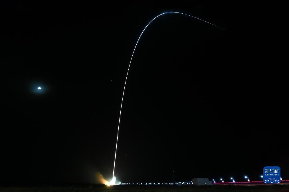 9月7日02時(shí)14分，我國(guó)在酒泉衛(wèi)星發(fā)射中心使用長(zhǎng)征四號(hào)丙運(yùn)載火箭，成功將遙感三十三號(hào)03星發(fā)射升空，衛(wèi)星順利進(jìn)入預(yù)定軌道，發(fā)射任務(wù)獲得圓滿成功。新華社發(fā)（汪江波 攝）