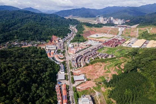 磨憨口岸俯瞰，右前方高層白色建筑群為老撾境內(nèi)。人民網(wǎng)記者 符皓攝