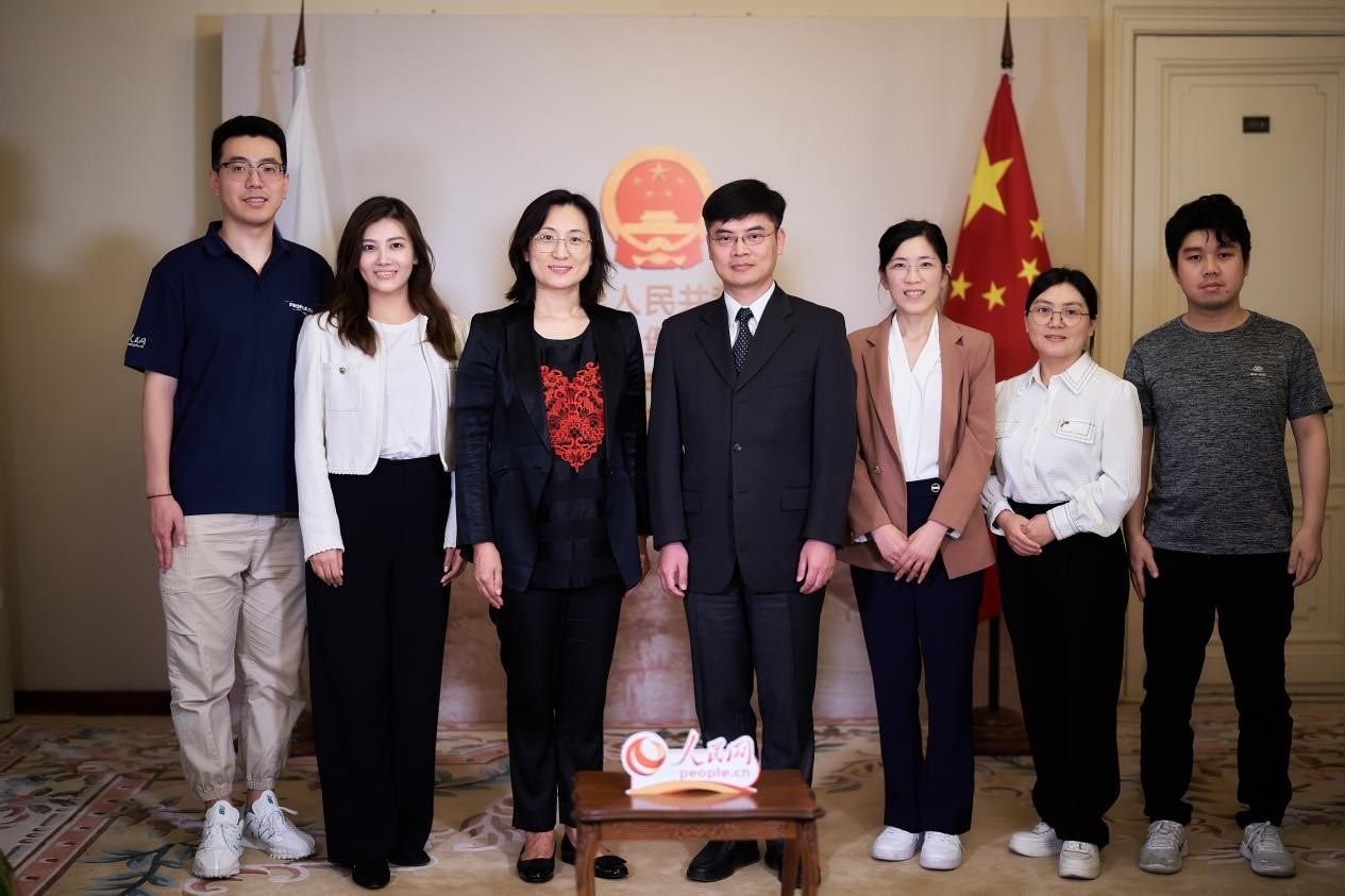 中國(guó)駐圣彼得堡副總領(lǐng)事張曉慶（左四）與人民網(wǎng)記者合影。