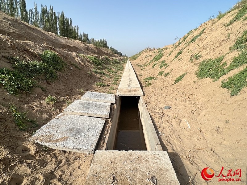 打開(kāi)蓋板，可見(jiàn)水在寬一米、深一米的渠道內(nèi)暢通流過(guò)。人民網(wǎng)記者 常雪梅攝
