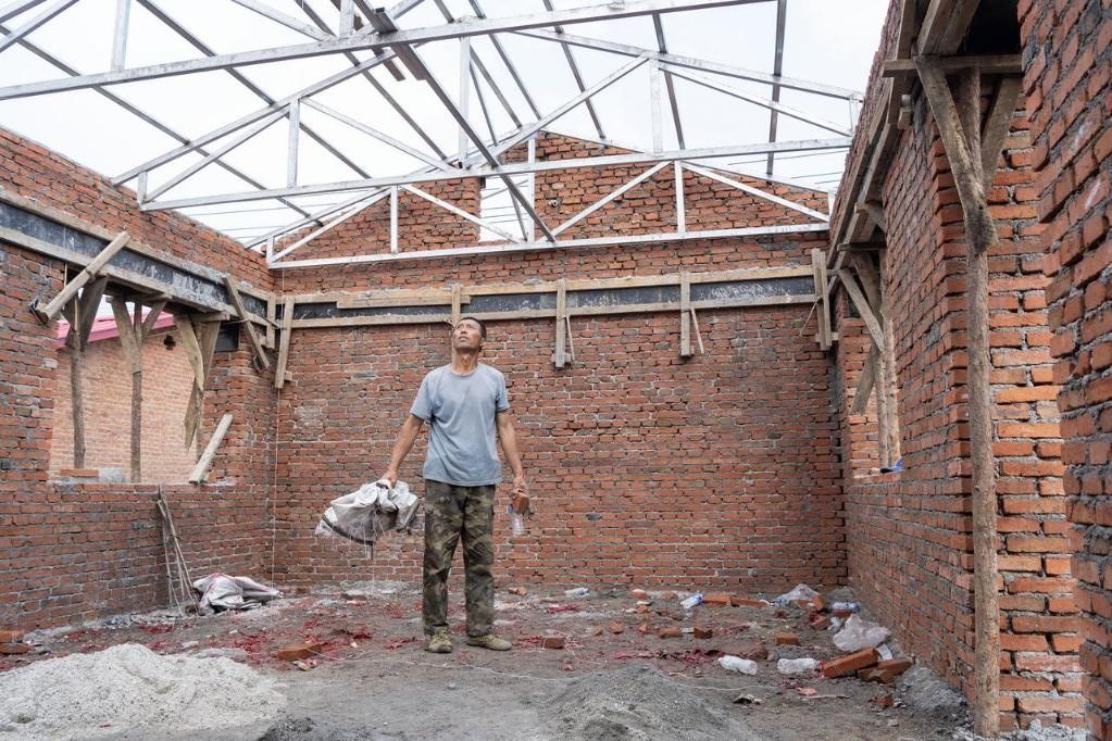 近日，在黑龍江省尚志市老街基鄉(xiāng)基豐村，村民劉環(huán)茂查看新建的房屋。新華社記者 謝劍飛 攝