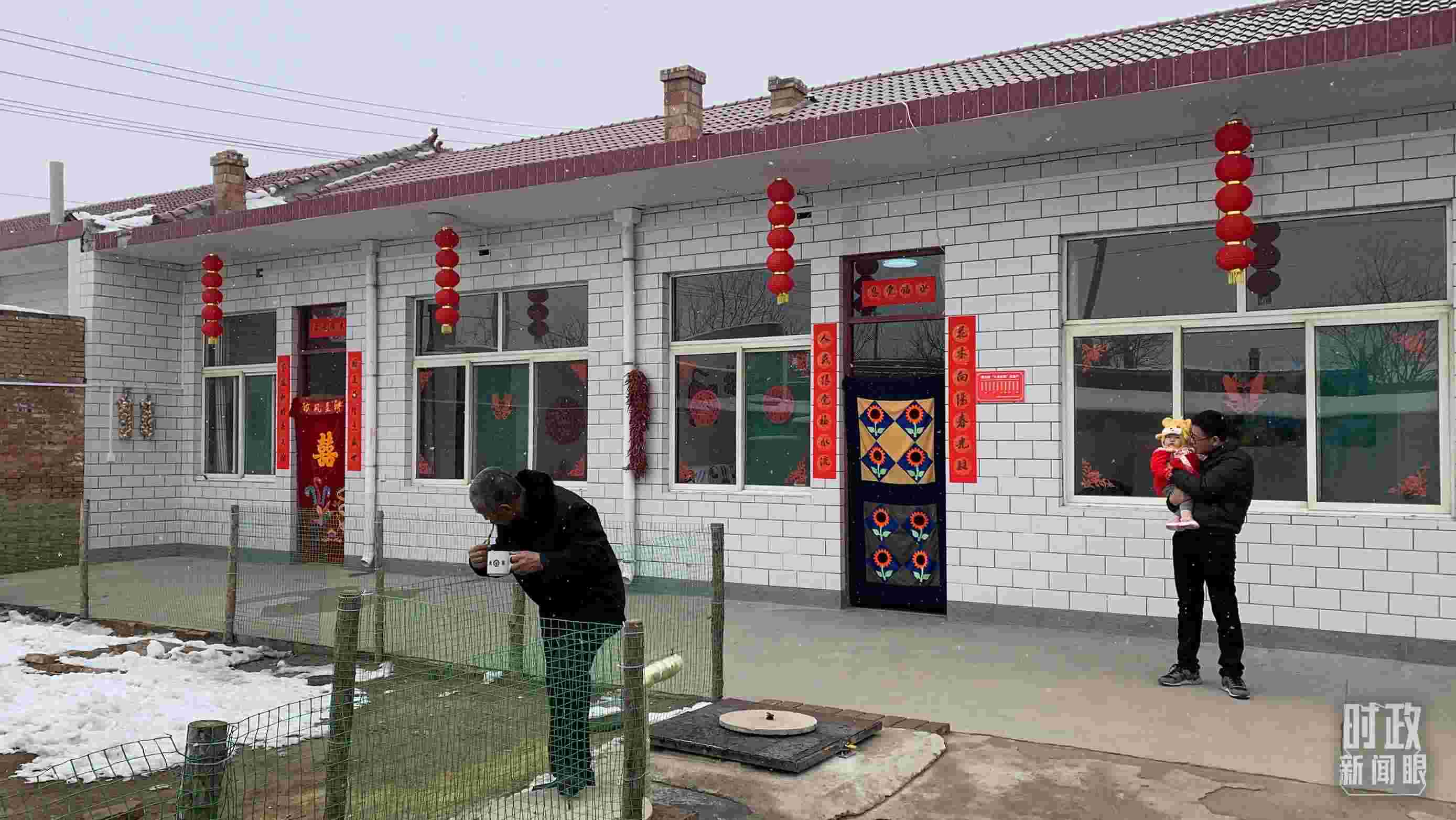 △ 當(dāng)年春節(jié)來臨之前，馮南垣村受災(zāi)村民全部搬進(jìn)了新家。（總臺(tái)央視記者段德文拍攝）