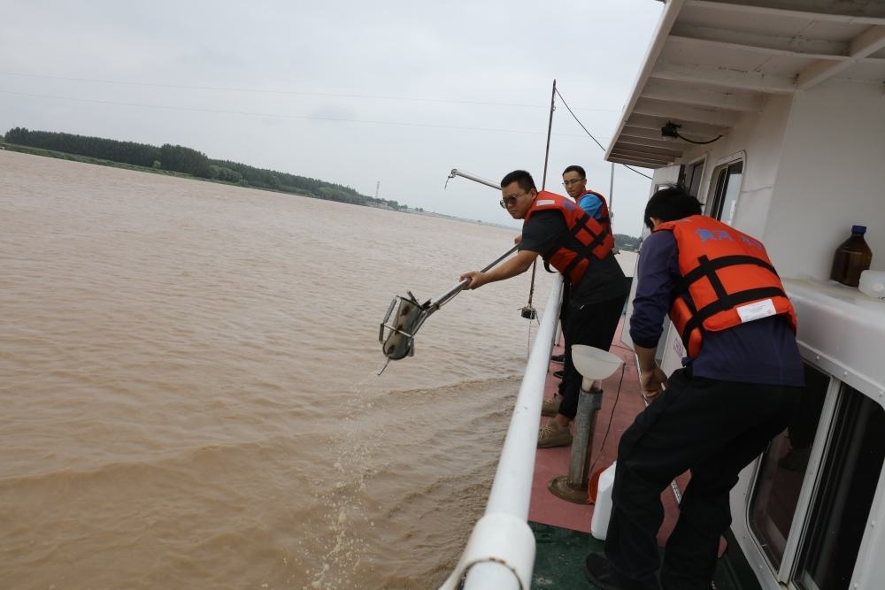 2023年6月29日，調(diào)水調(diào)沙期間，黃河下游利津水文站工作人員在進行取沙作業(yè)。新華社記者 劉詩平 攝