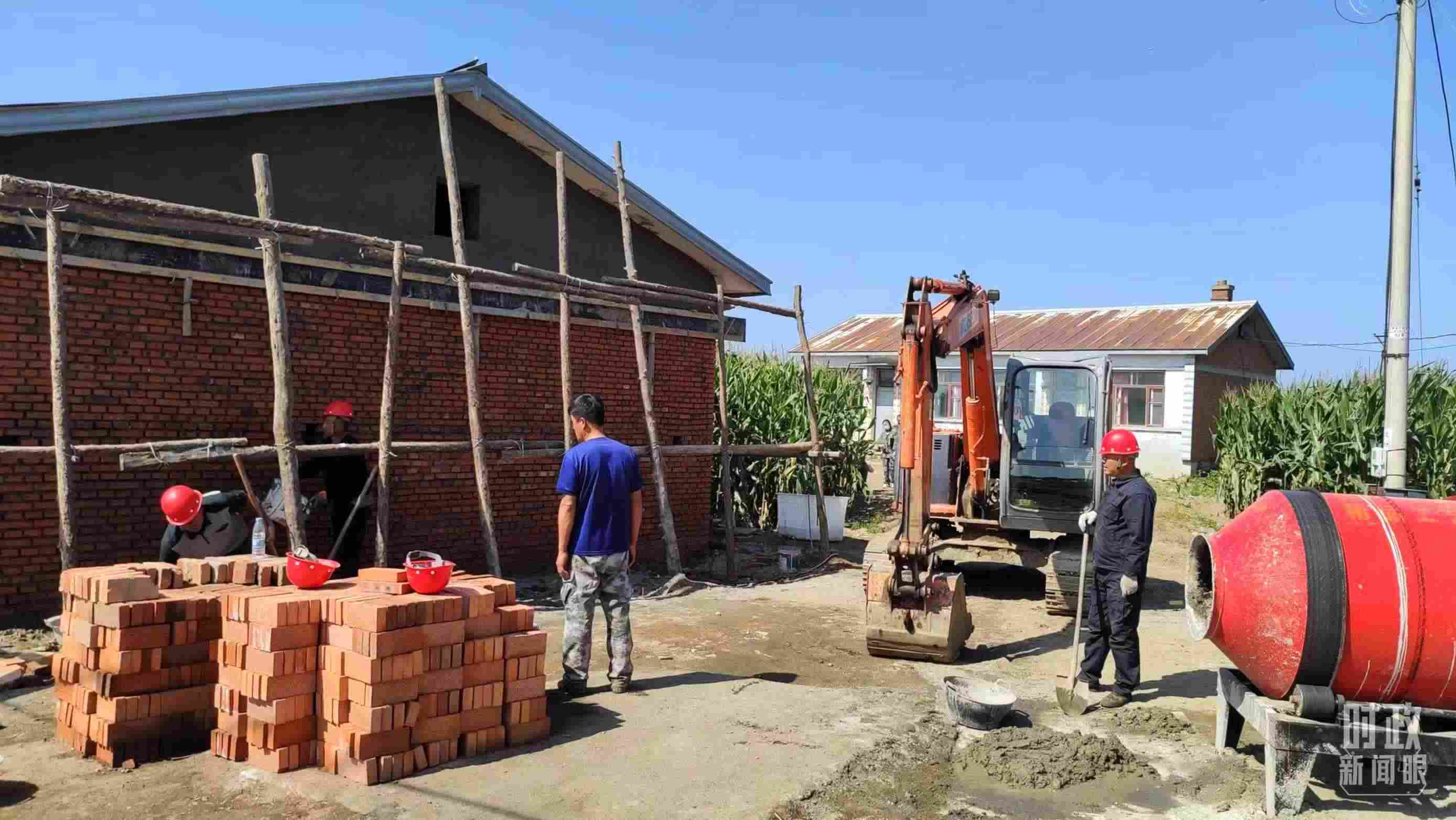 △村民正在修繕被損的房屋。（總臺(tái)央視記者薛冠南拍攝）