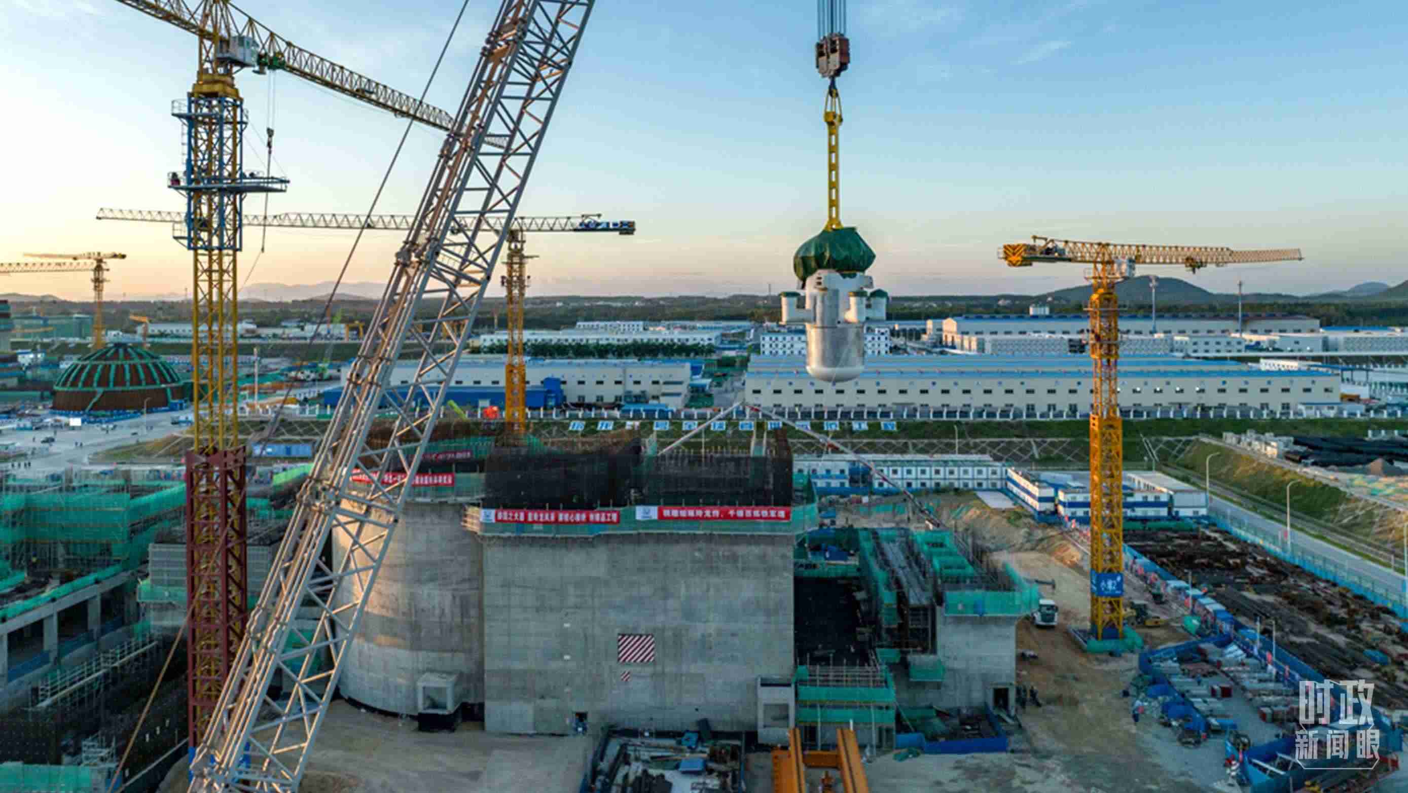 △8月10日，由中國第一重型機(jī)械股份公司承制的玲龍一號(hào)反應(yīng)堆核心模塊“玲龍之心”成功吊裝。（圖/國務(wù)院國資委網(wǎng)站）