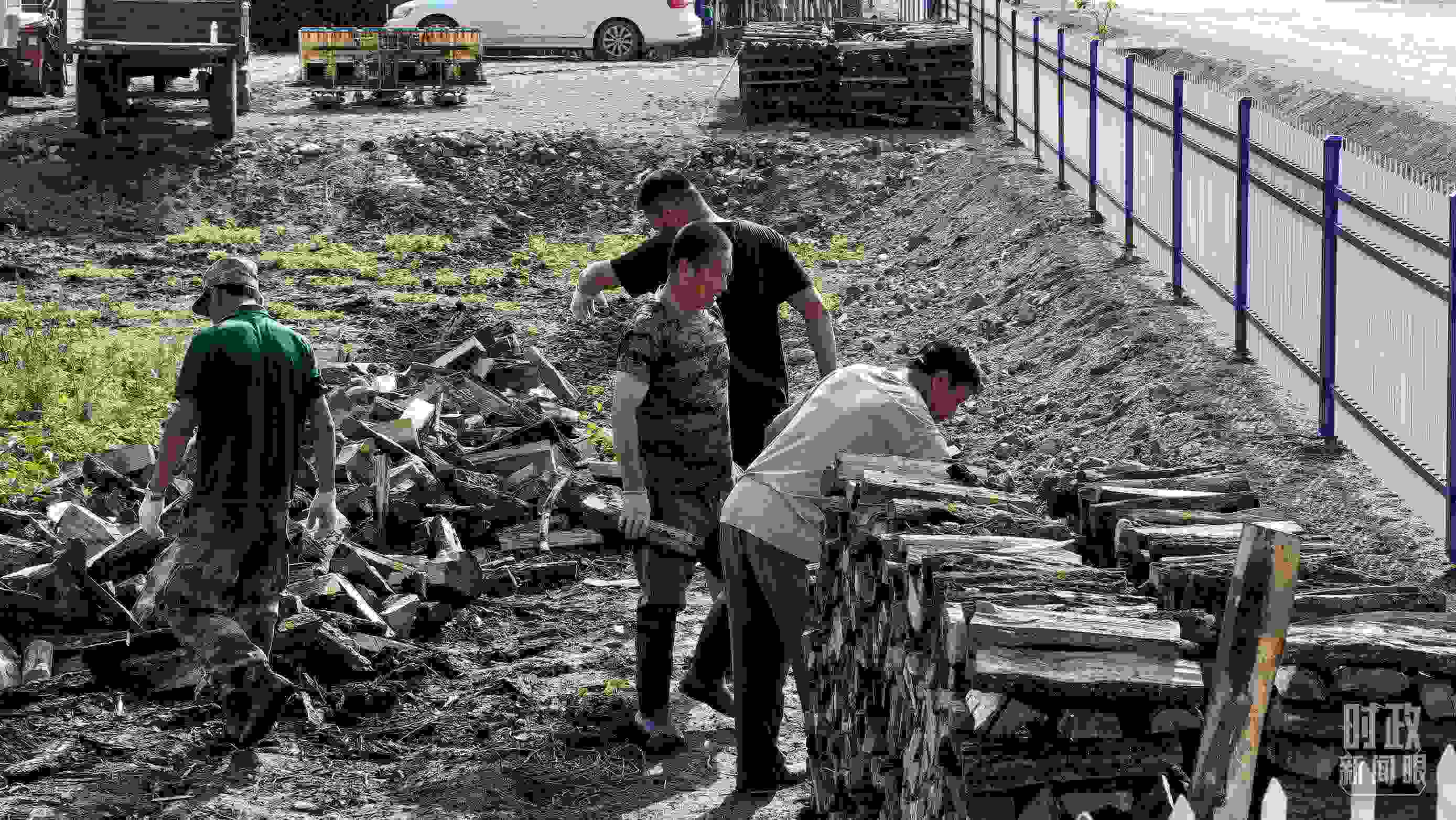 △村民正在整理家中被洪水沖垮的柴火垛。（總臺(tái)央廣記者潘毅拍攝）