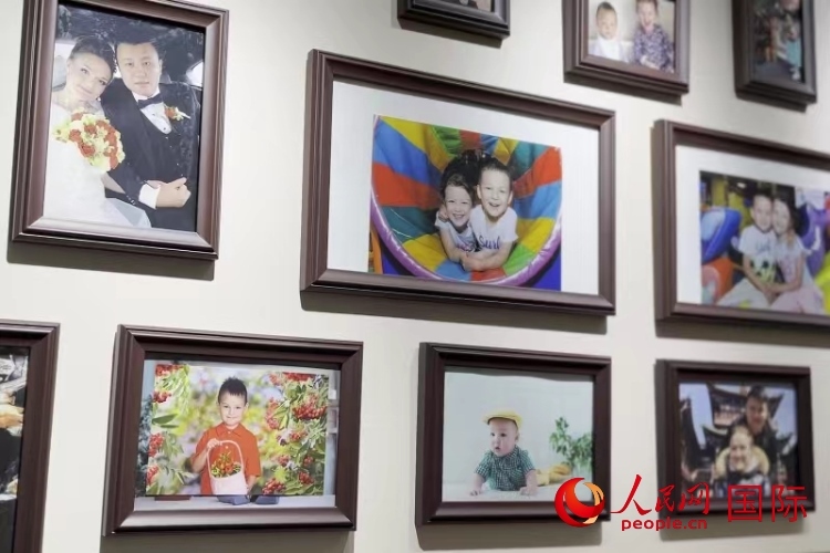 照片墻記錄每個(gè)幸福的瞬間。 人民網(wǎng) 皇甫萬里攝