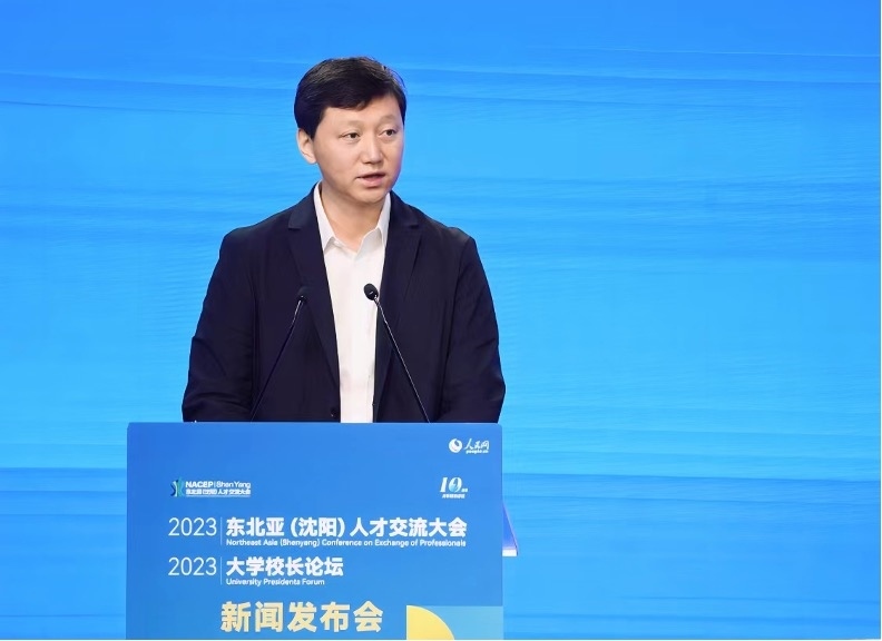 中國(guó)高等教育學(xué)會(huì)副秘書長(zhǎng)吳英策致辭。人民網(wǎng)記者 馬天翼攝