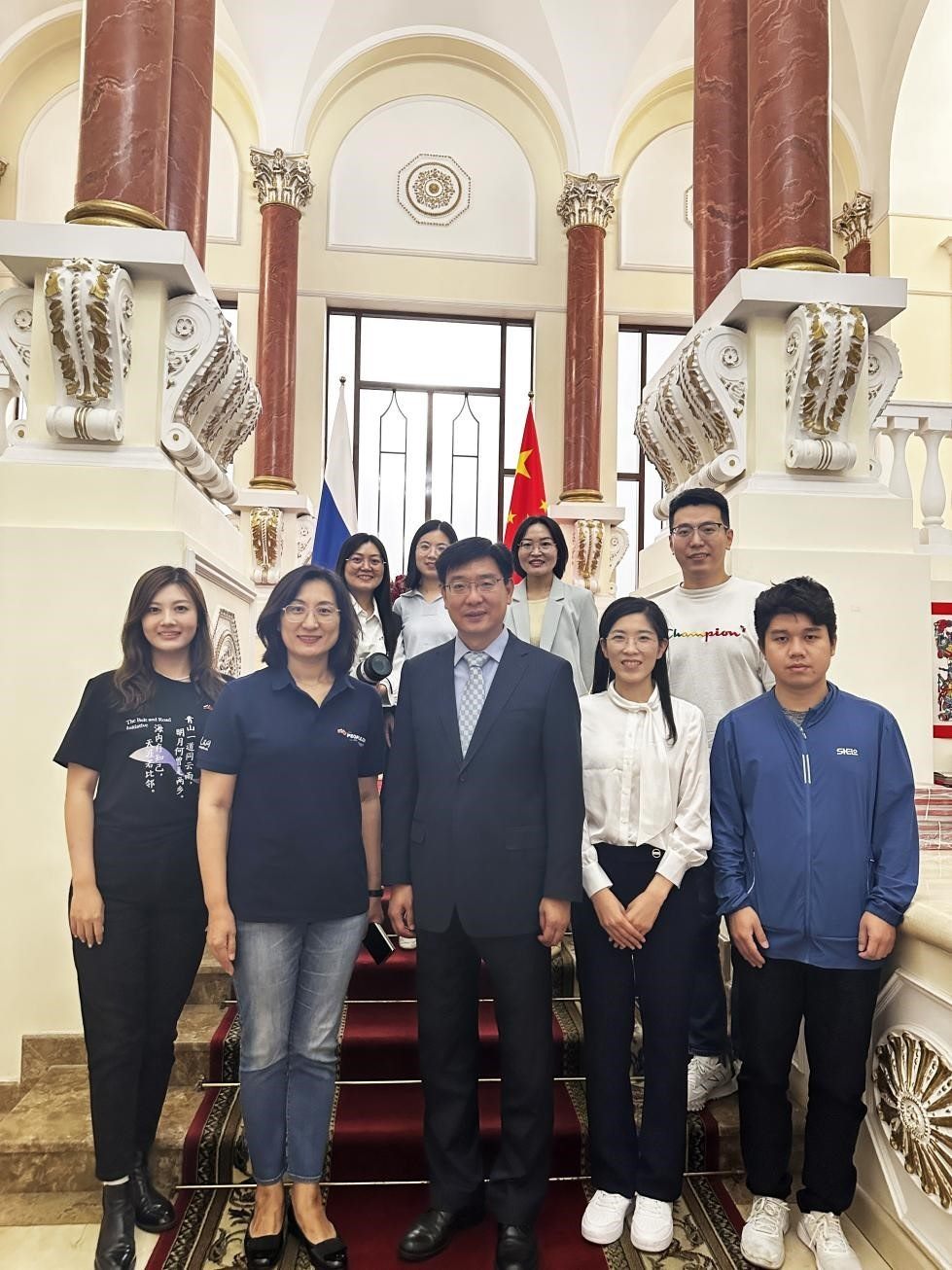 中國駐俄羅斯大使館公使銜文化參贊、莫斯科中國文化中心主任封立濤（前排中）與人民網(wǎng)記者合影。