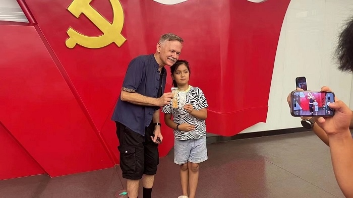 潘維廉和志愿講解員紀(jì)念合影。主辦方供圖