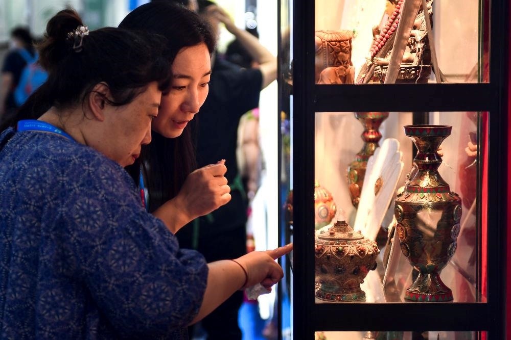 △2023年8月24日，參觀者在第十四屆中國—東北亞博覽會現(xiàn)場選購尼泊爾特色商品。