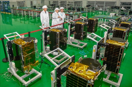 △2022年10月17日，位于吉林長春的長光衛(wèi)星技術(shù)股份有限公司科研人員在衛(wèi)星總裝測試大廳進(jìn)行相關(guān)測試工作。