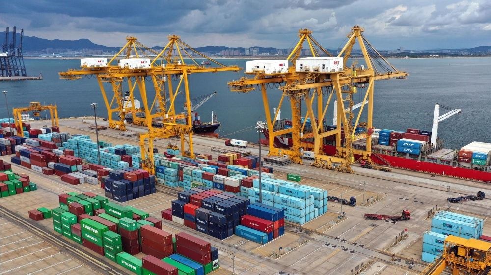 △在遼寧大連市遼寧港口集團(tuán)大連港集裝箱碼頭，貨輪在裝卸集裝箱。