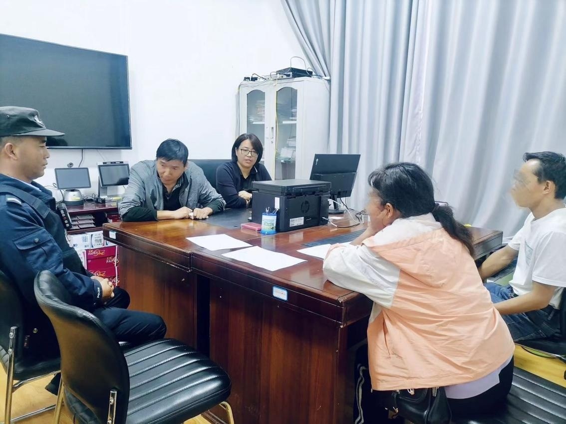 2023年8月4日，和立峰（左二）在調(diào)解一起家庭婚姻糾紛。受訪者供圖