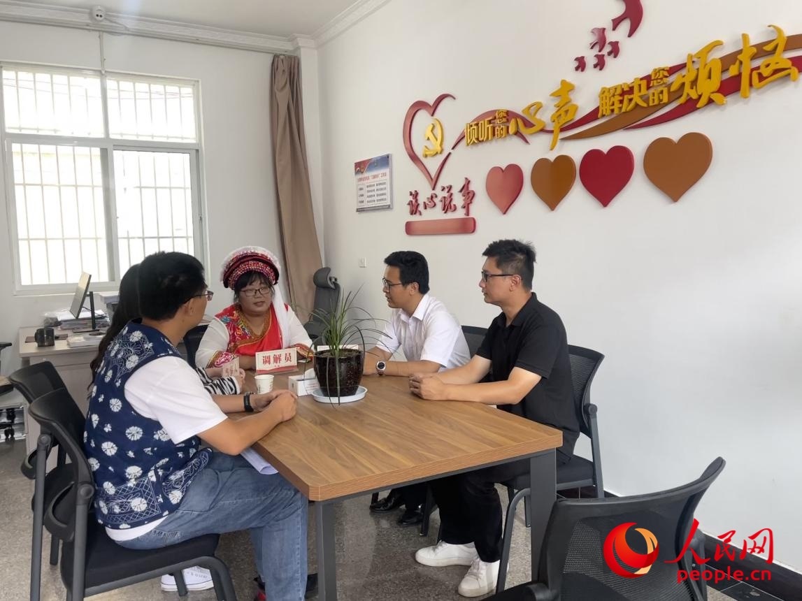 李雪娟（右三）和群眾交流。人民網(wǎng) 周靜圓攝