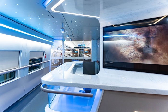 復(fù)興號(hào)亞運(yùn)智能動(dòng)車組列車車廂。上海鐵路局融媒體中心供圖