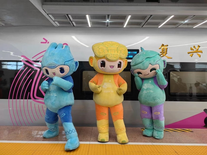 復(fù)興號(hào)亞運(yùn)智能動(dòng)車組列車車廂。上海鐵路局融媒體中心供圖