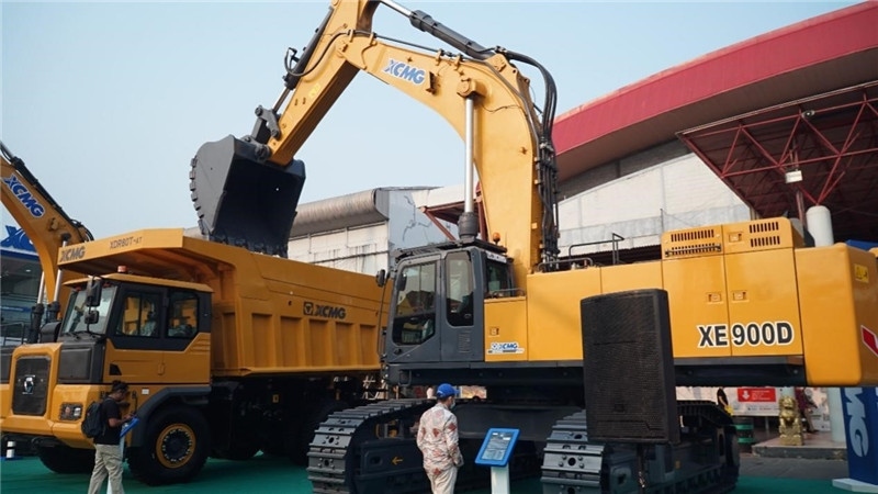 徐工集團(tuán)展出的90噸礦用挖掘機(jī)與80噸自卸車(chē)。石偉攝影