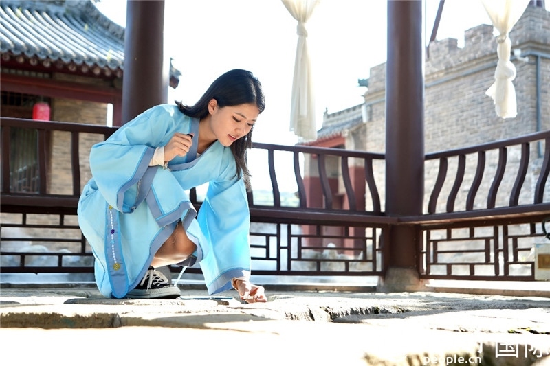 圖為選手在“曲水流觴亭”將“桃心”蠟燭放入渠中。人民網(wǎng) 盧鵬宇攝