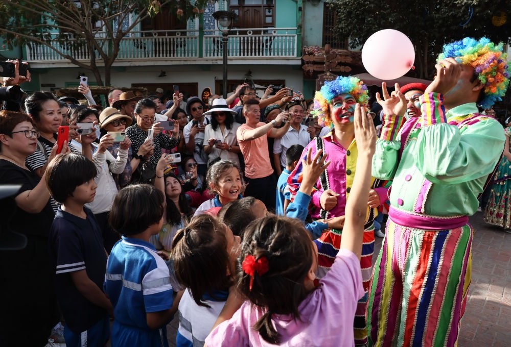 演員與小朋友在新疆喀什古城景區(qū)互動（2023年9月7日攝）。新華社記者 蘭紅光 攝