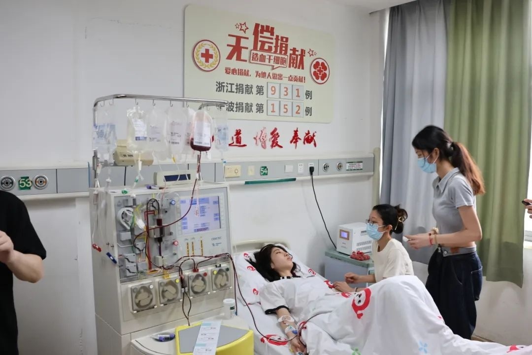 陸冰冰（右三）捐獻185毫升造血干細胞。受訪者供圖