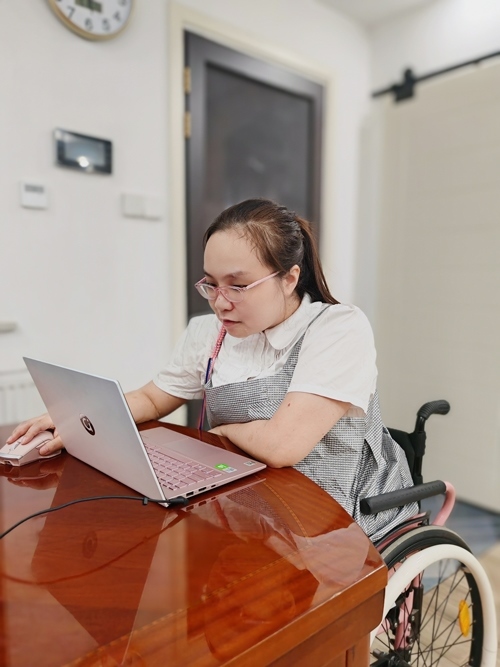 杜誠誠在準(zhǔn)備電影講解稿。 魏涵玉攝