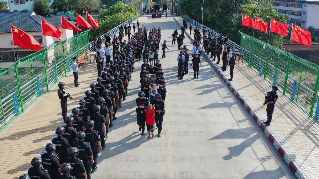 圖為涉詐犯罪嫌疑人移交我方。