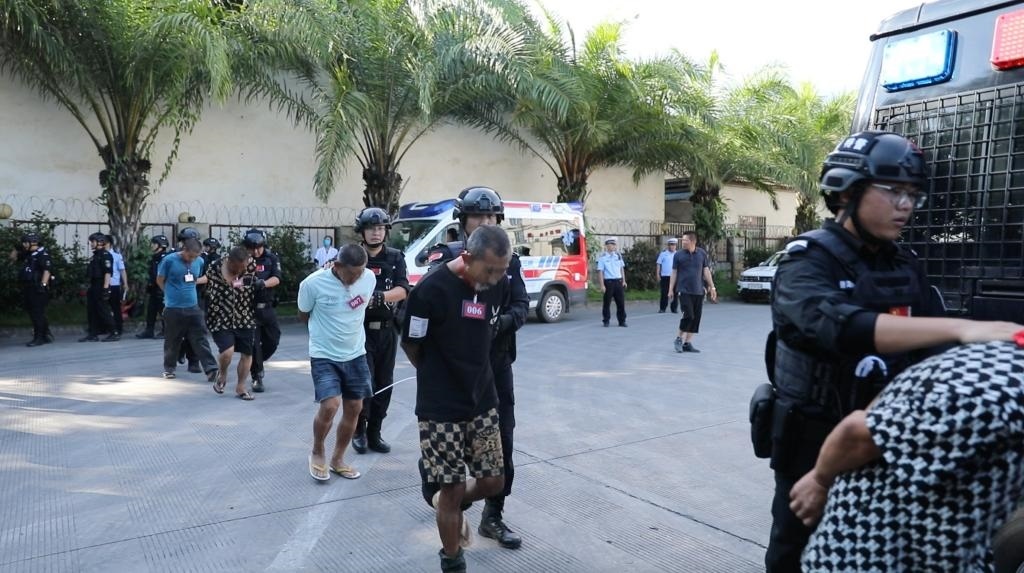 圖為涉詐犯罪嫌疑人移交我方。