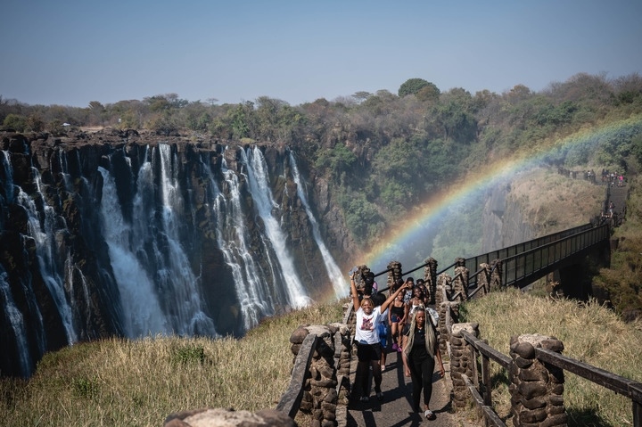 8月21日，游客在贊比亞觀賞維多利亞瀑布景色。