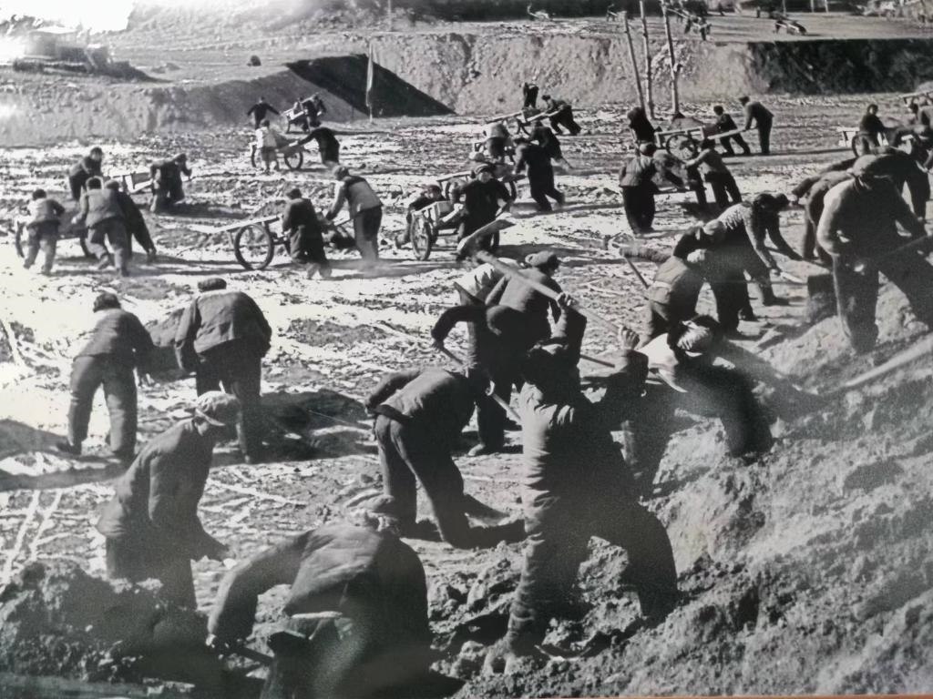 20世紀(jì)70年代，高西溝人治理水土流失場景。（資料圖片）