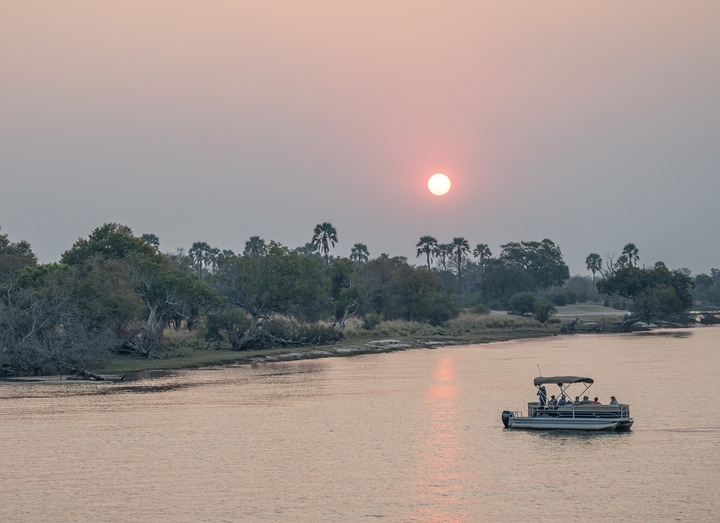 8月23日，在贊比亞拍攝的贊比西河上的游船。