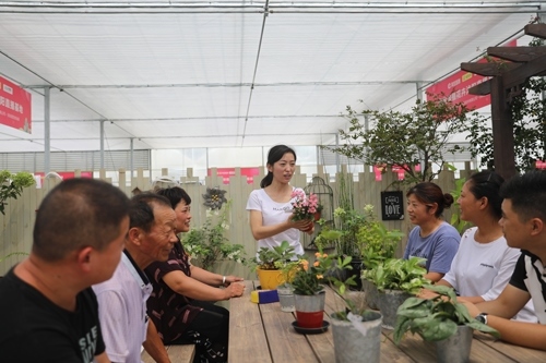 李敏向村民講授花木直播經驗。受訪者供圖