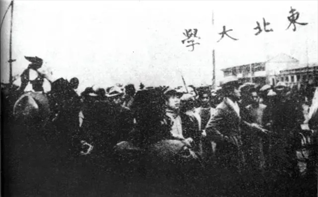 △東北大學(xué)學(xué)生走在一二·九請愿游行隊伍最前列。