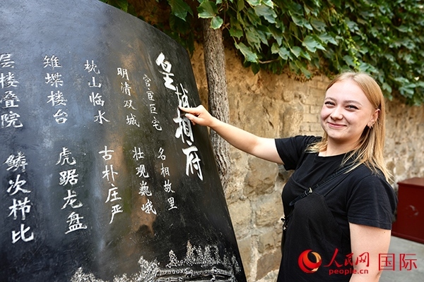 選手金雪花（波蘭）在古堡內(nèi)留影。人民網(wǎng) 盧鵬宇攝